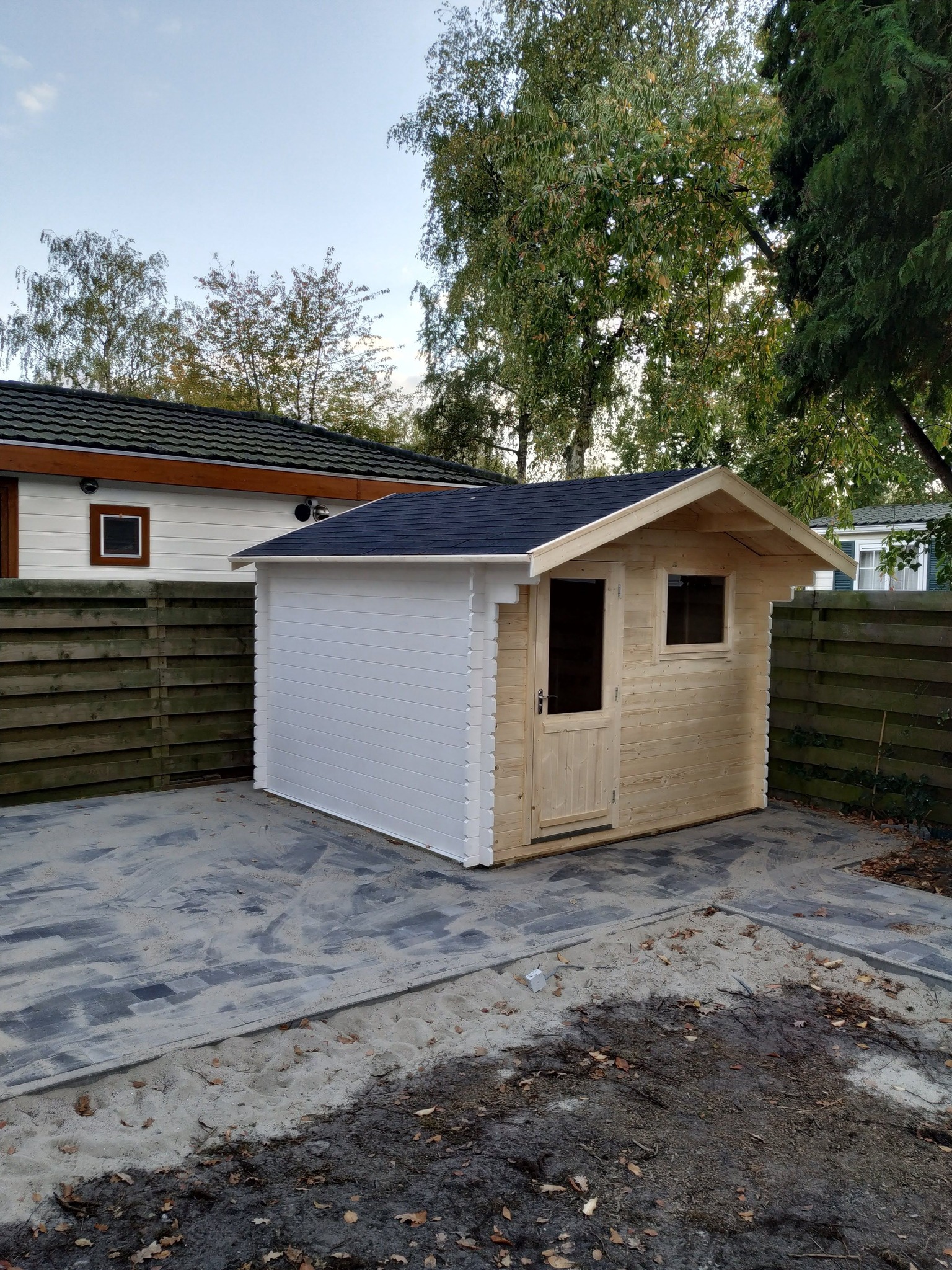Tuinhuis met verzorgde omgeving